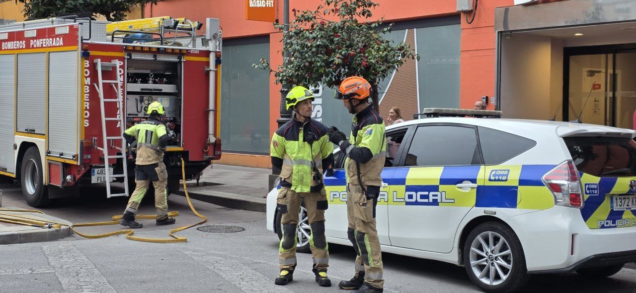 Bomberos y policía local interviniendo en un derrame de gasolina en Ponferrada