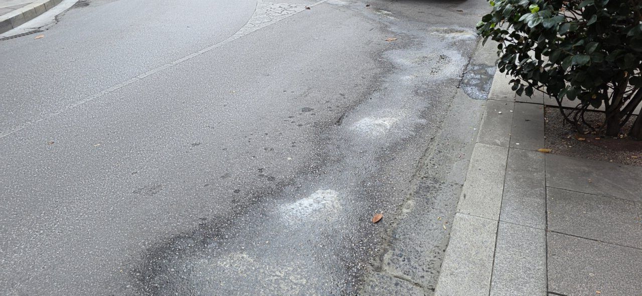 Derrame de gasolina en la vía pública tras un incidente con una moto