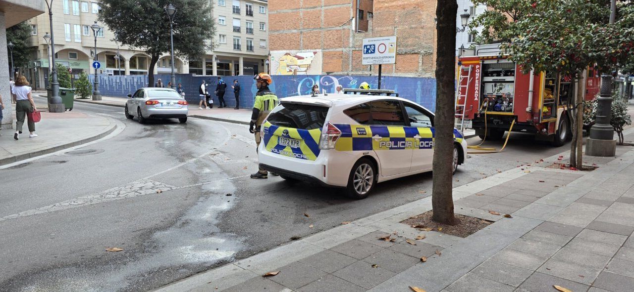 Intervención de bomberos y policía tras derrame de gasolina en Ponferrada