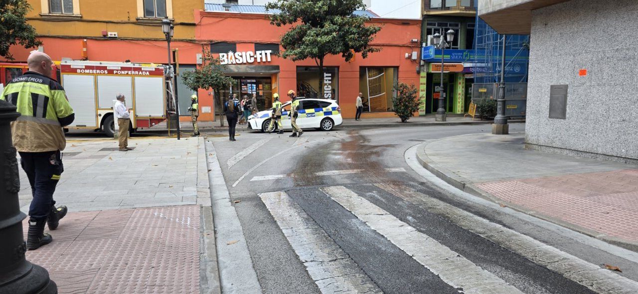 Intervención de bomberos por derrame de gasolina en Ponferrada