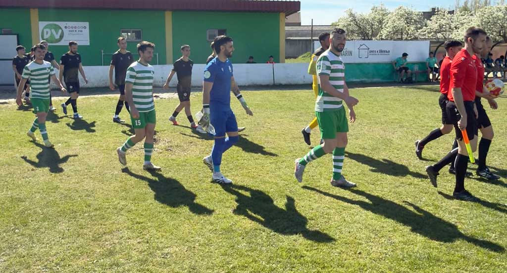 Jugadores del Atlético Bembibre y CD La Virgen en el campo de fútbol