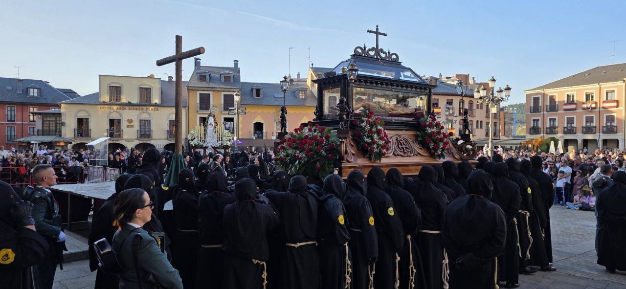 Procesión del Desenclavo en la Plaza del Ayuntamiento de Ponferrada
