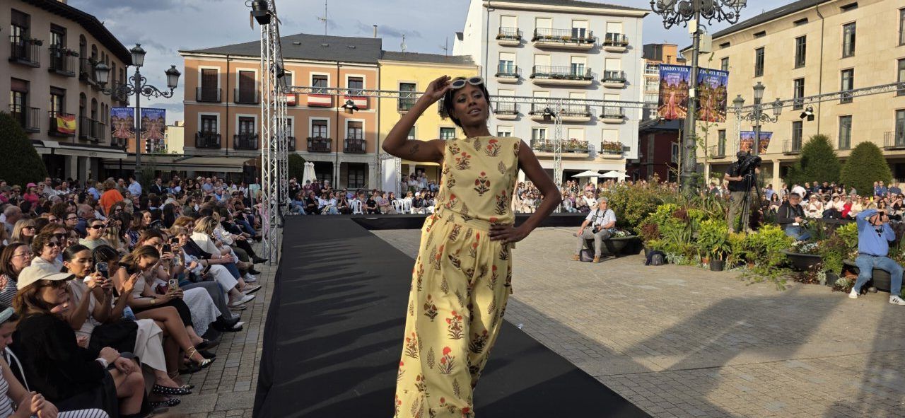 Modelo desfilando en el evento de EME Boutique y Teatriz en Ponferrada