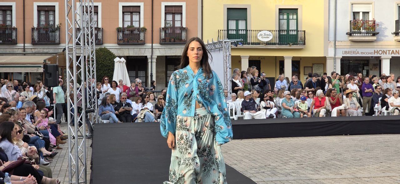 Modelo en pasarela durante desfile de moda en Ponferrada
