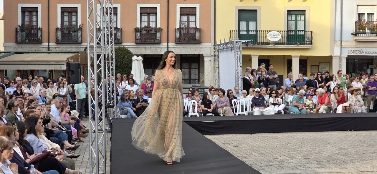 Modelo desfilando en evento de moda en Ponferrada con público atento
