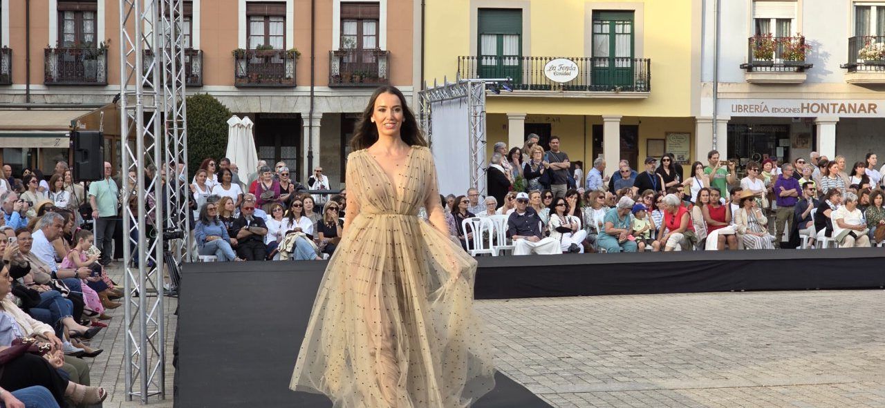 Modelo desfilando en evento de moda en Ponferrada con público atento
