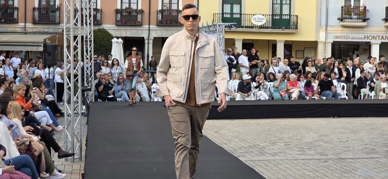 Modelo caminando en la pasarela durante el desfile de EME Boutique en Ponferrada