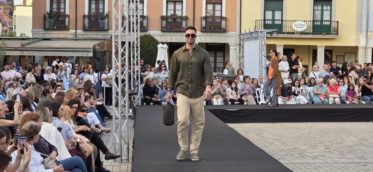 Modelo desfilando en el evento de EME Boutique y Teatriz en Ponferrada