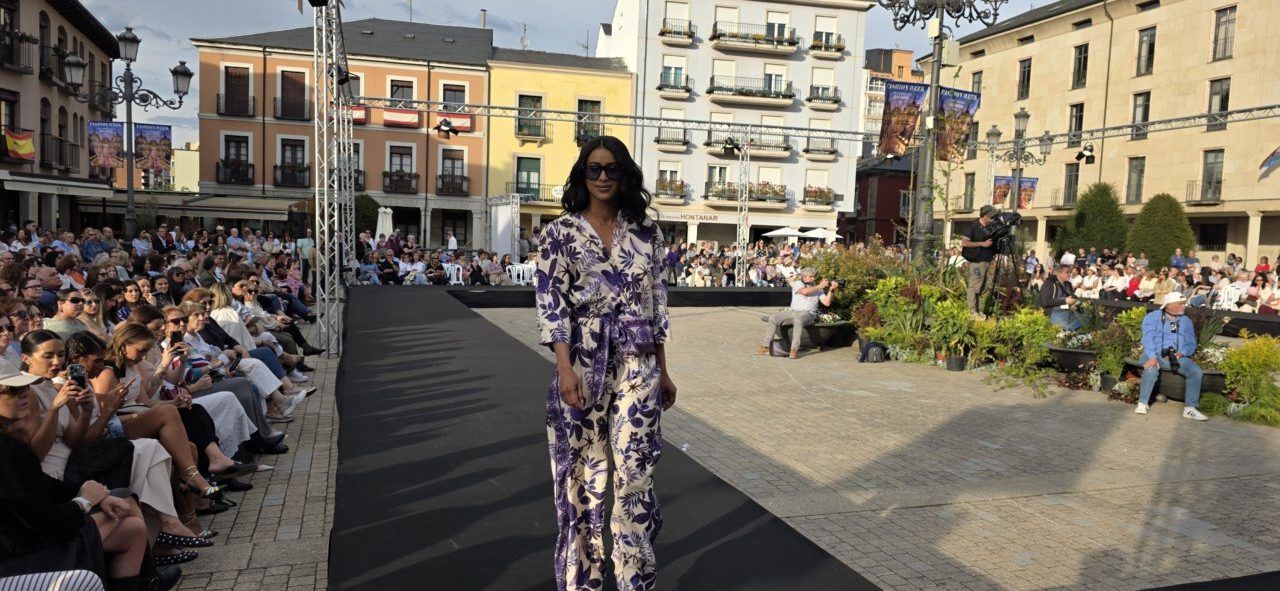 Modelo en pasarela durante desfile de moda en Ponferrada