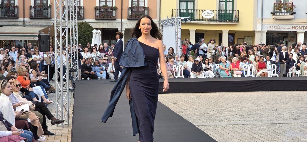 Modelo desfilando en el evento de EME Boutique y Teatriz en Ponferrada.