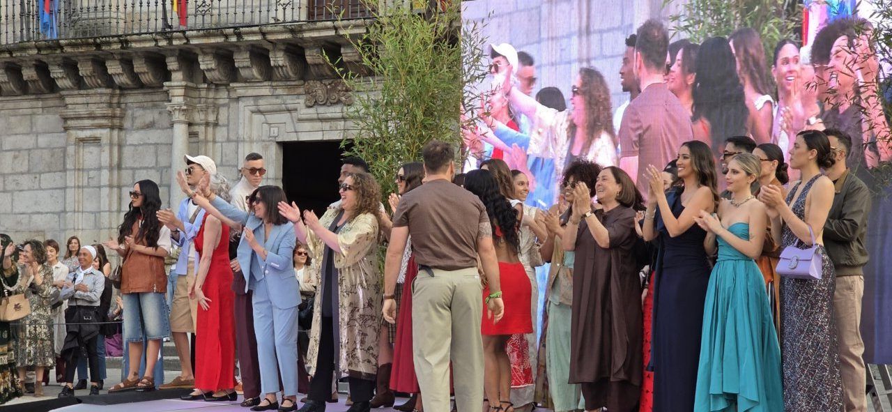 Desfile de moda en Ponferrada con modelos y público aplaudiendo.