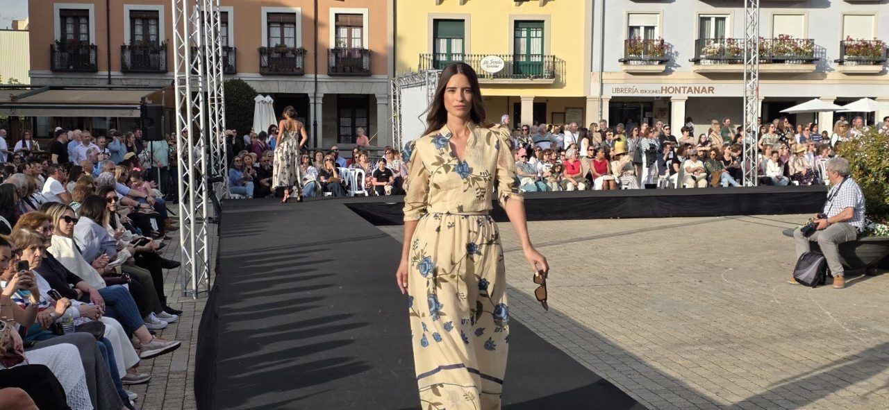 Modelo caminando en pasarela durante desfile de moda en Ponferrada