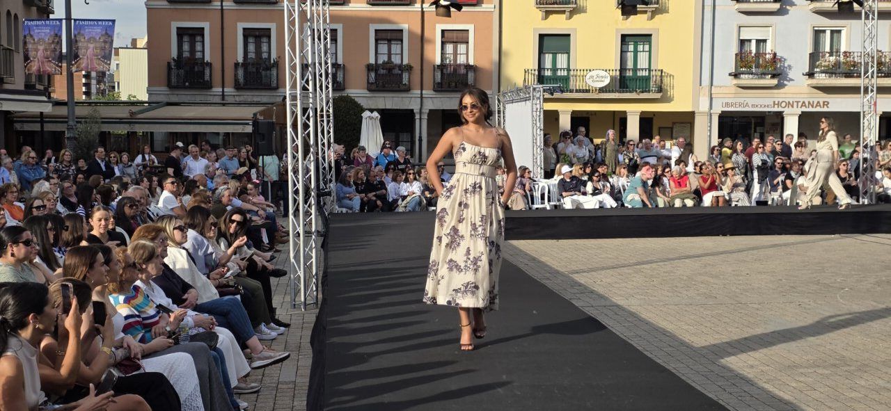 Modelo desfilando en el evento de EME Boutique y Teatriz en Ponferrada