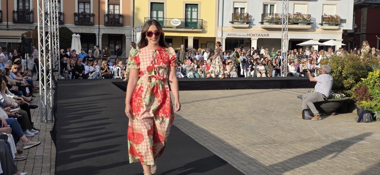 Modelo desfilando en el evento de EME Boutique en Ponferrada.
