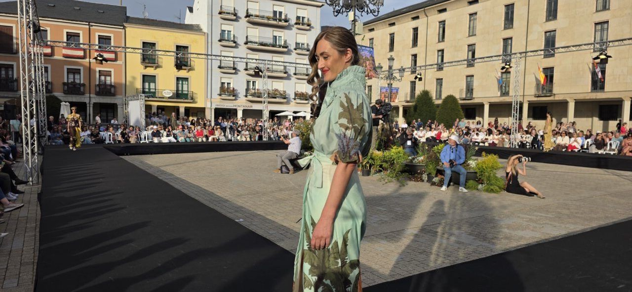 Modelo desfilando en evento de moda en Ponferrada con público asistente