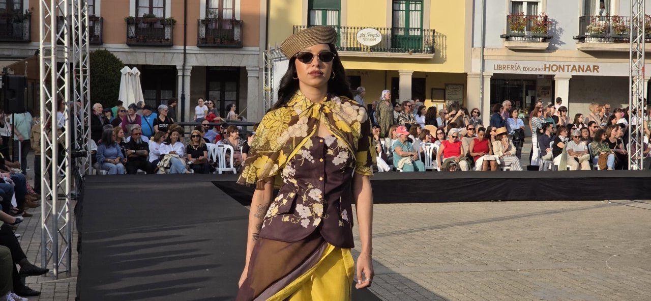 Modelo en pasarela durante desfile de moda en Ponferrada