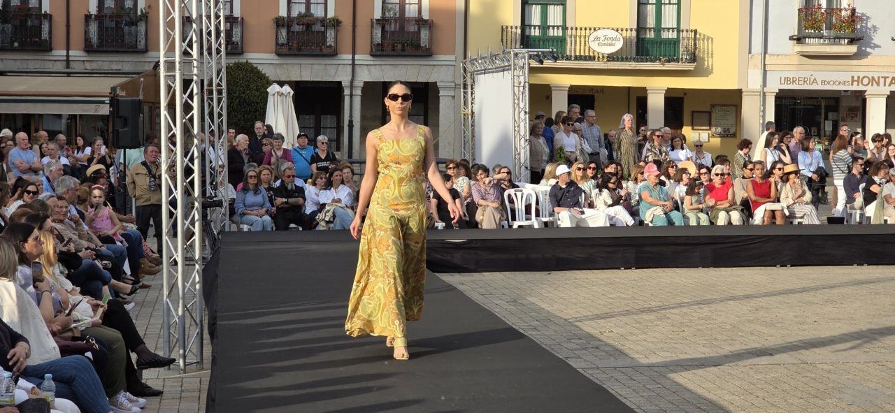 Modelo desfilando en un evento de moda en Ponferrada