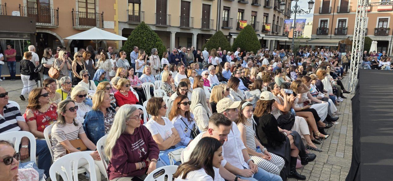 Multitud de personas sentadas en un desfile de moda en Ponferrada