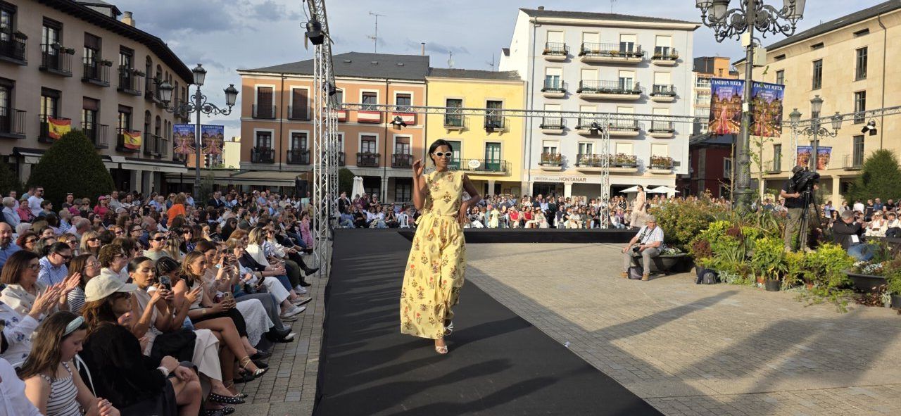 Modelo desfilando en el evento de EME Boutique en Ponferrada