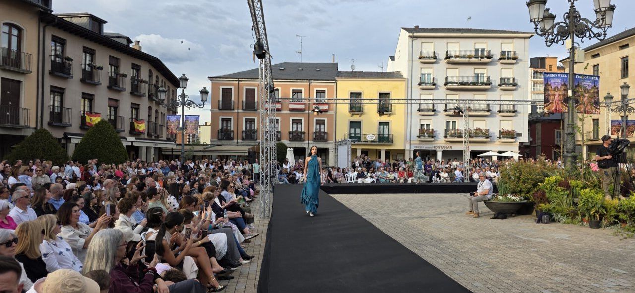 Modelo desfilando en un evento de moda en Ponferrada