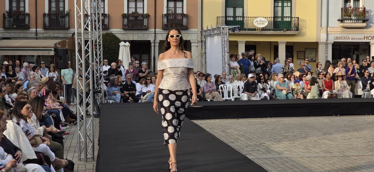 Modelo desfilando en un evento de moda en Ponferrada con público asistente