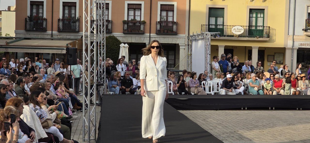 Modelo desfilando en evento de moda en Ponferrada