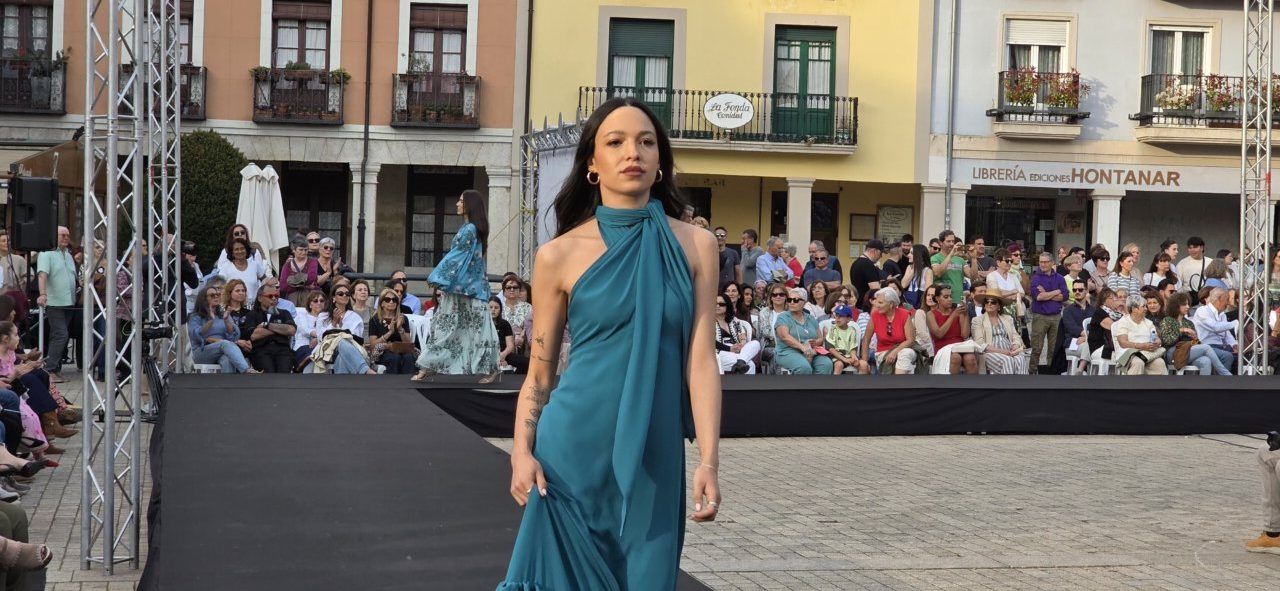 Modelo desfilando en evento de moda en Ponferrada