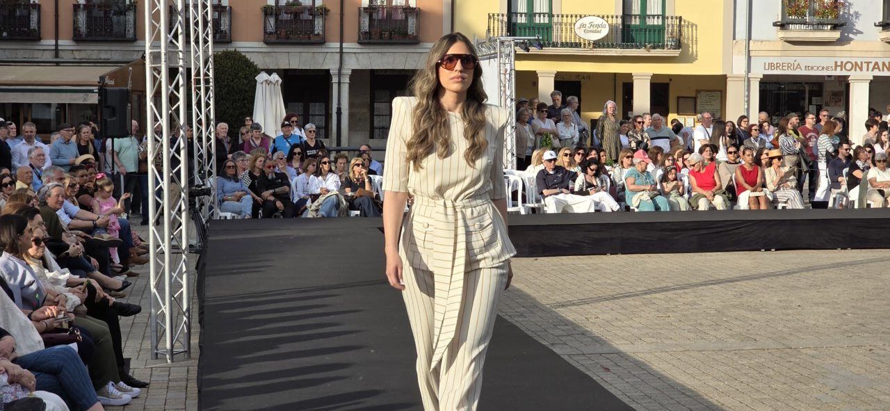 Modelo desfilando en un evento de moda en Ponferrada