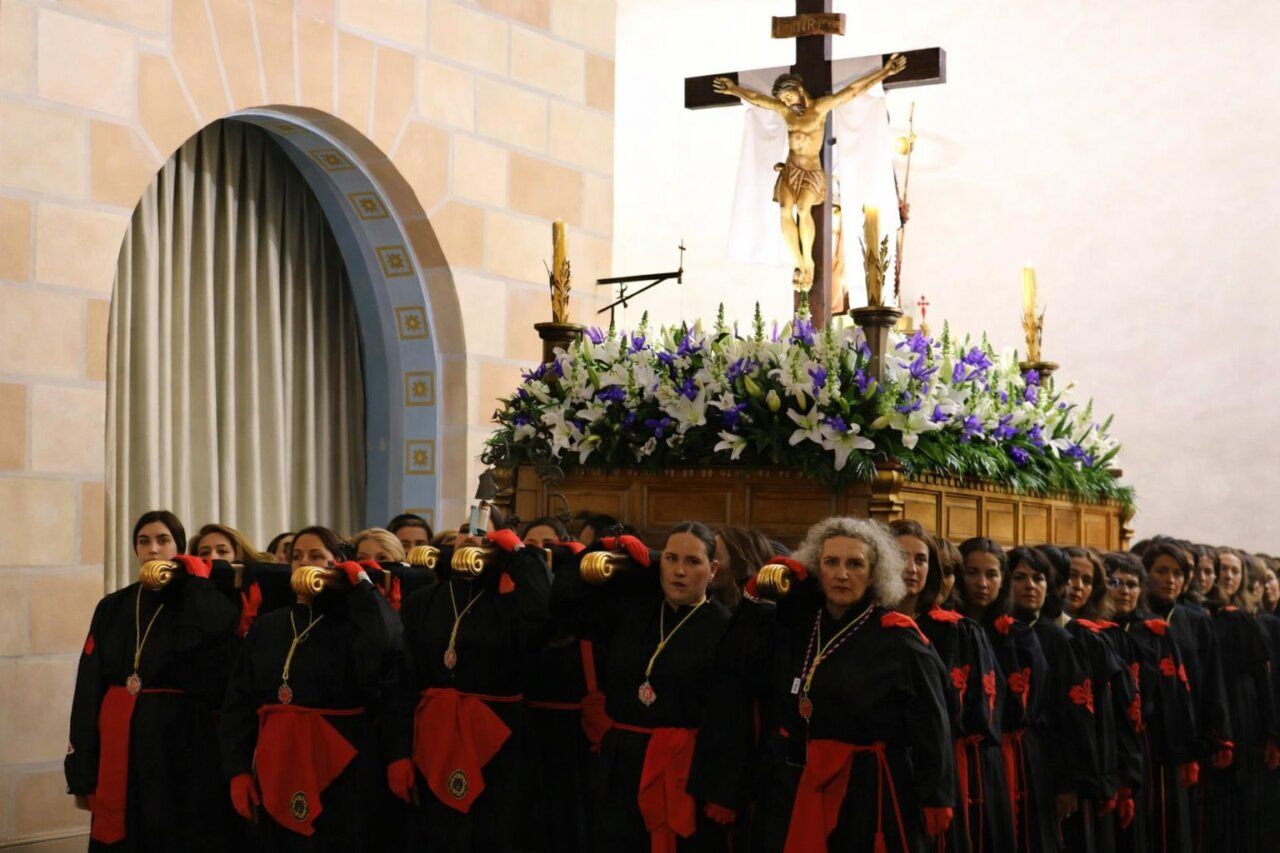 Participantes en la procesión de Flores del Sil durante la Semana Santa en Ponferrada
