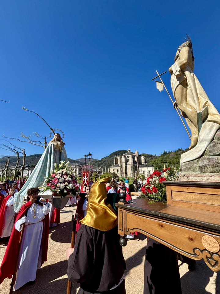 Celebración del Domingo de Pascua en Villafranca del Bierzo con procesión y flores.