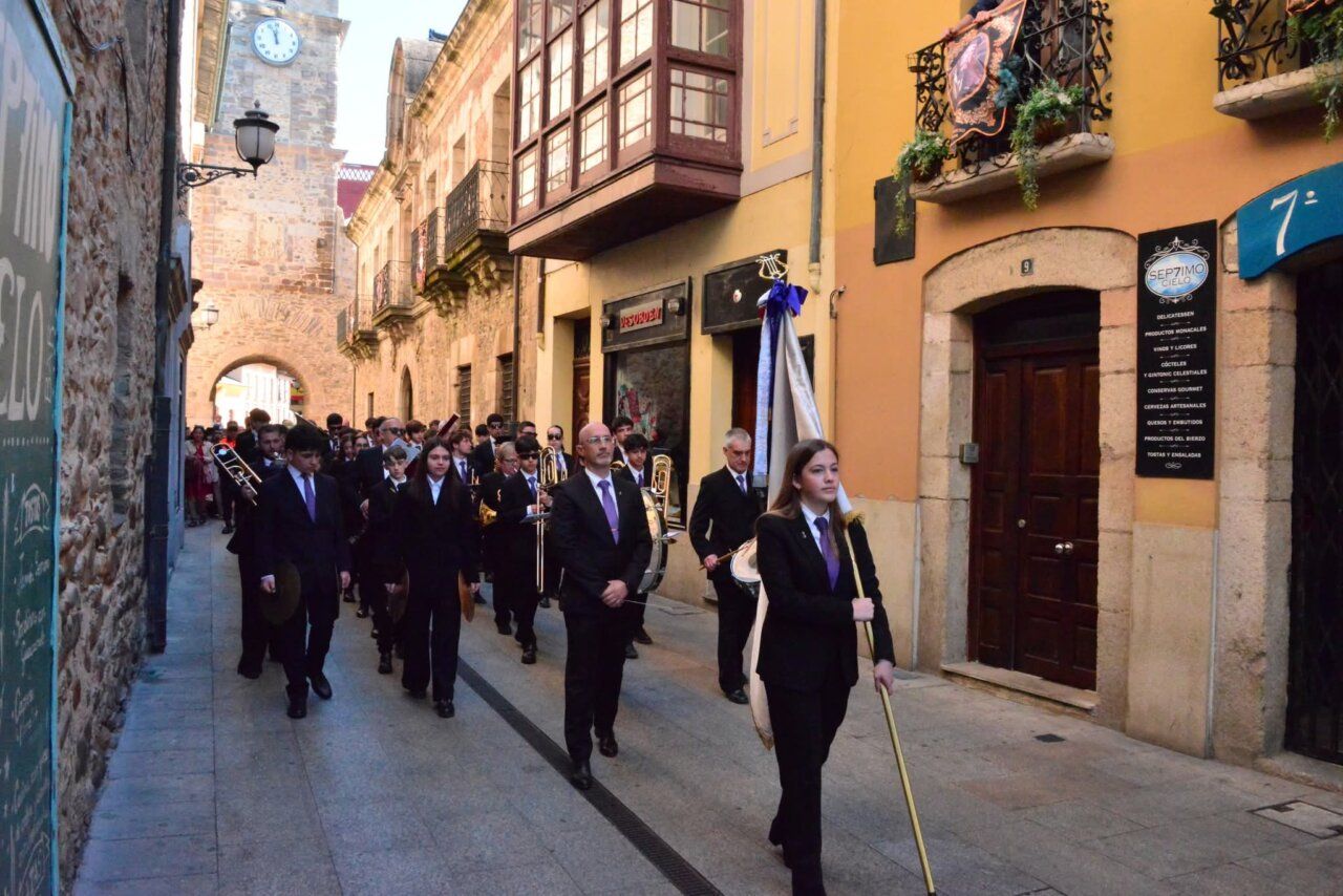 Procesión del Domingo de Resurrección en Ponferrada con cofrades y banda