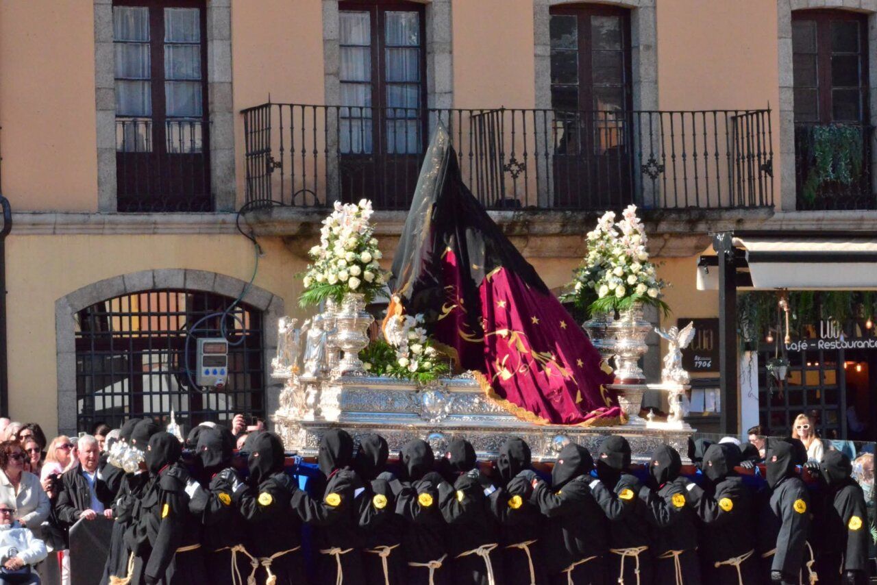 Procesión del Domingo de Resurrección en Ponferrada con cofrades y paso