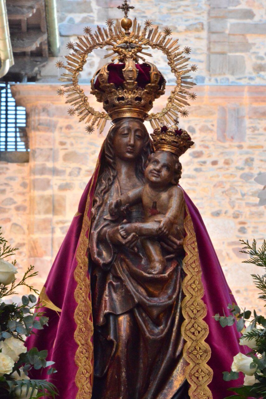 Imagen de la Virgen con el Niño durante la Semana Santa en Ponferrada
