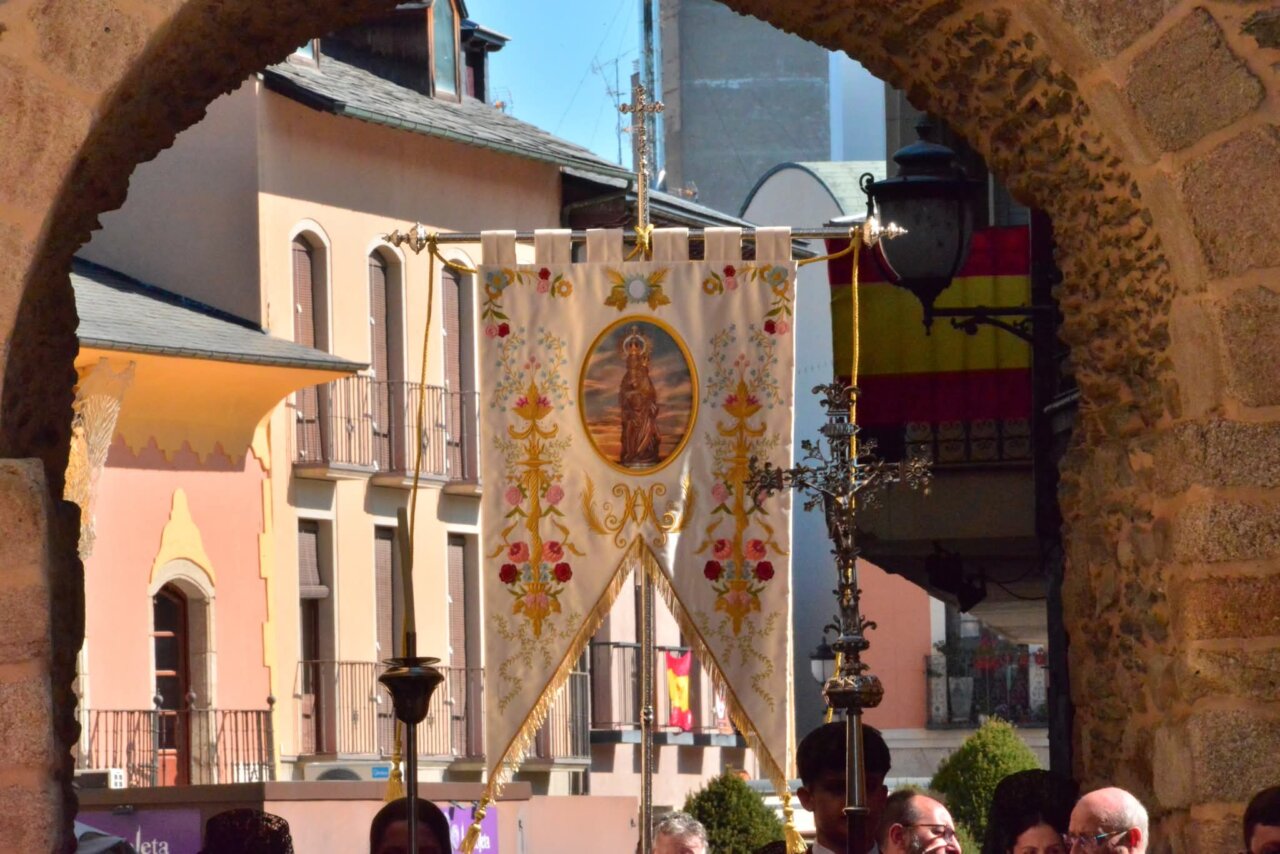 Banderas y cofrades en la procesión del Domingo de Resurrección en Ponferrada