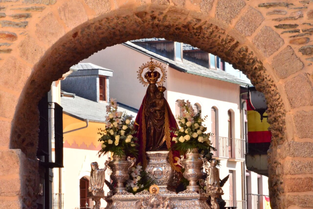 Procesión del Domingo de Resurrección en Ponferrada con la imagen de la Virgen