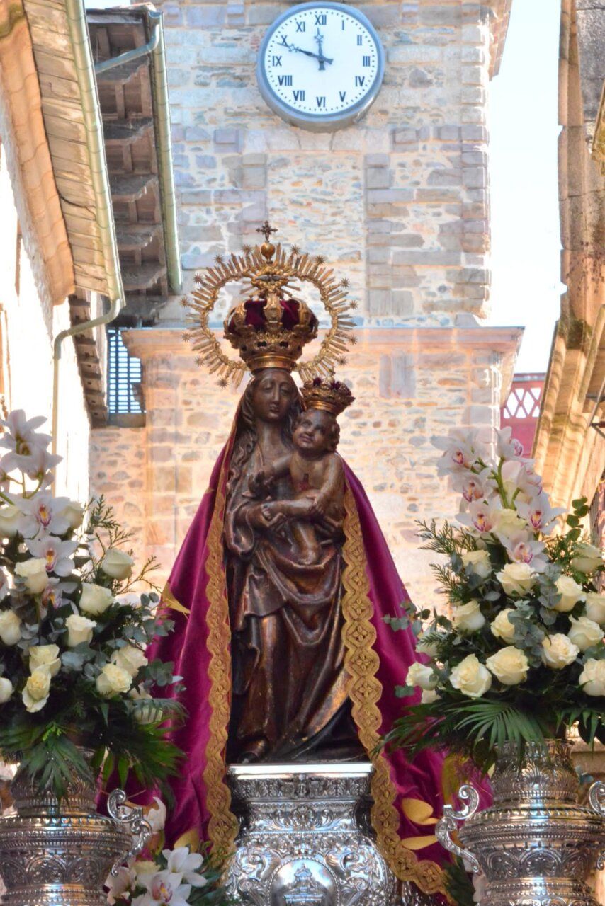 Imagen de la Virgen con el Niño durante la procesión del Domingo de Resurrección en Ponferrada