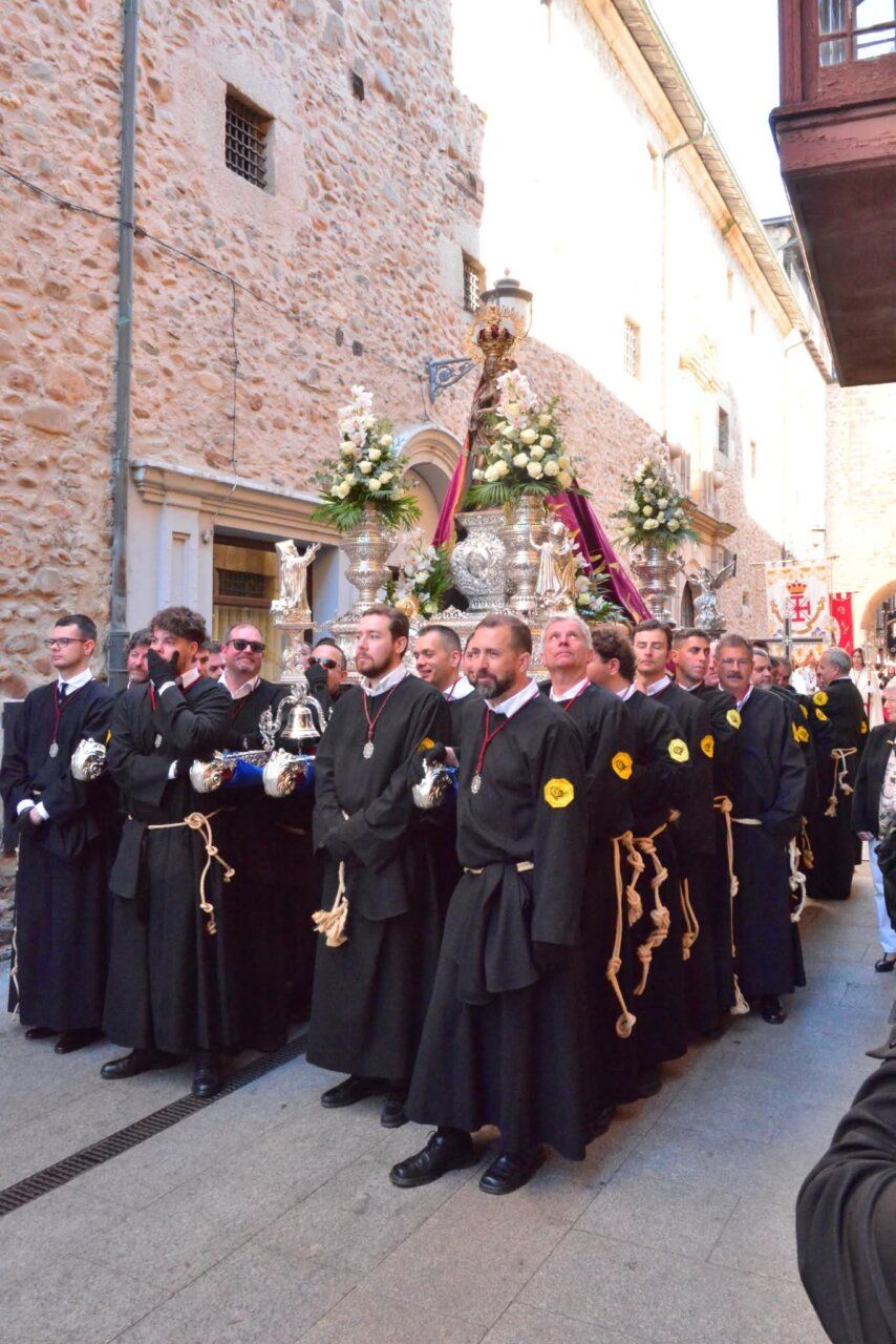 Procesión del Domingo de Resurrección en Ponferrada con cofrades y paso