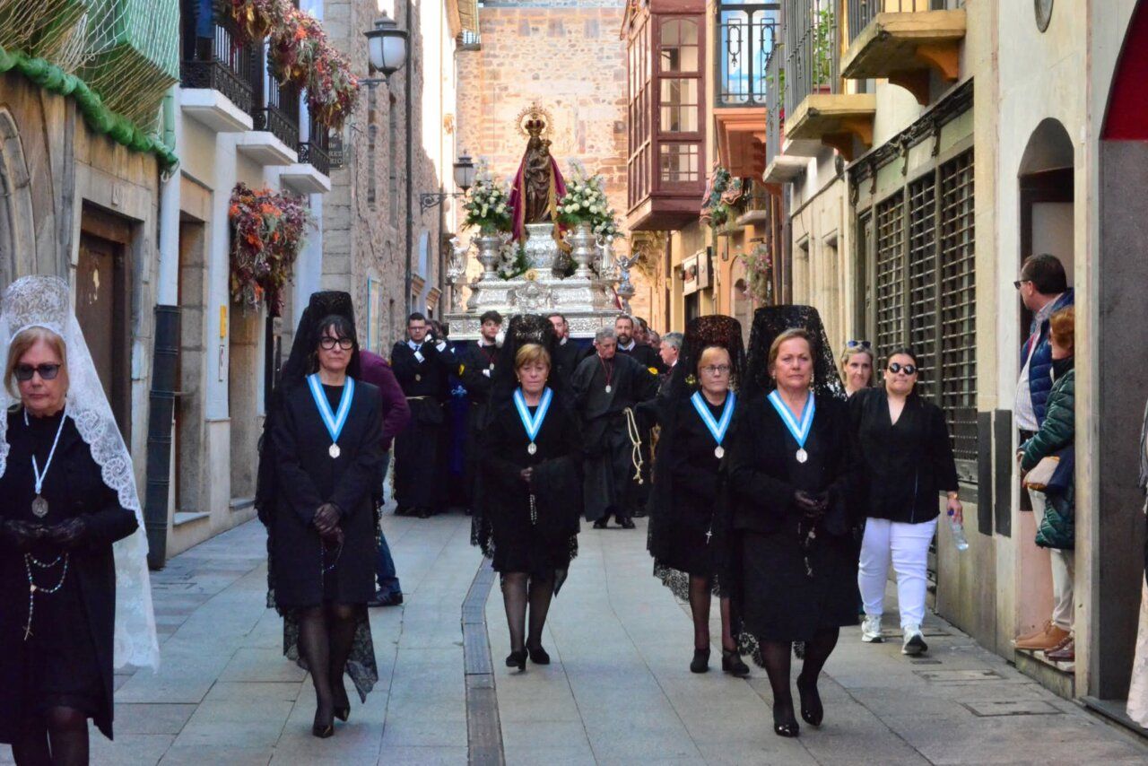Procesión del Domingo de Resurrección en Ponferrada con cofrades y un paso religioso.