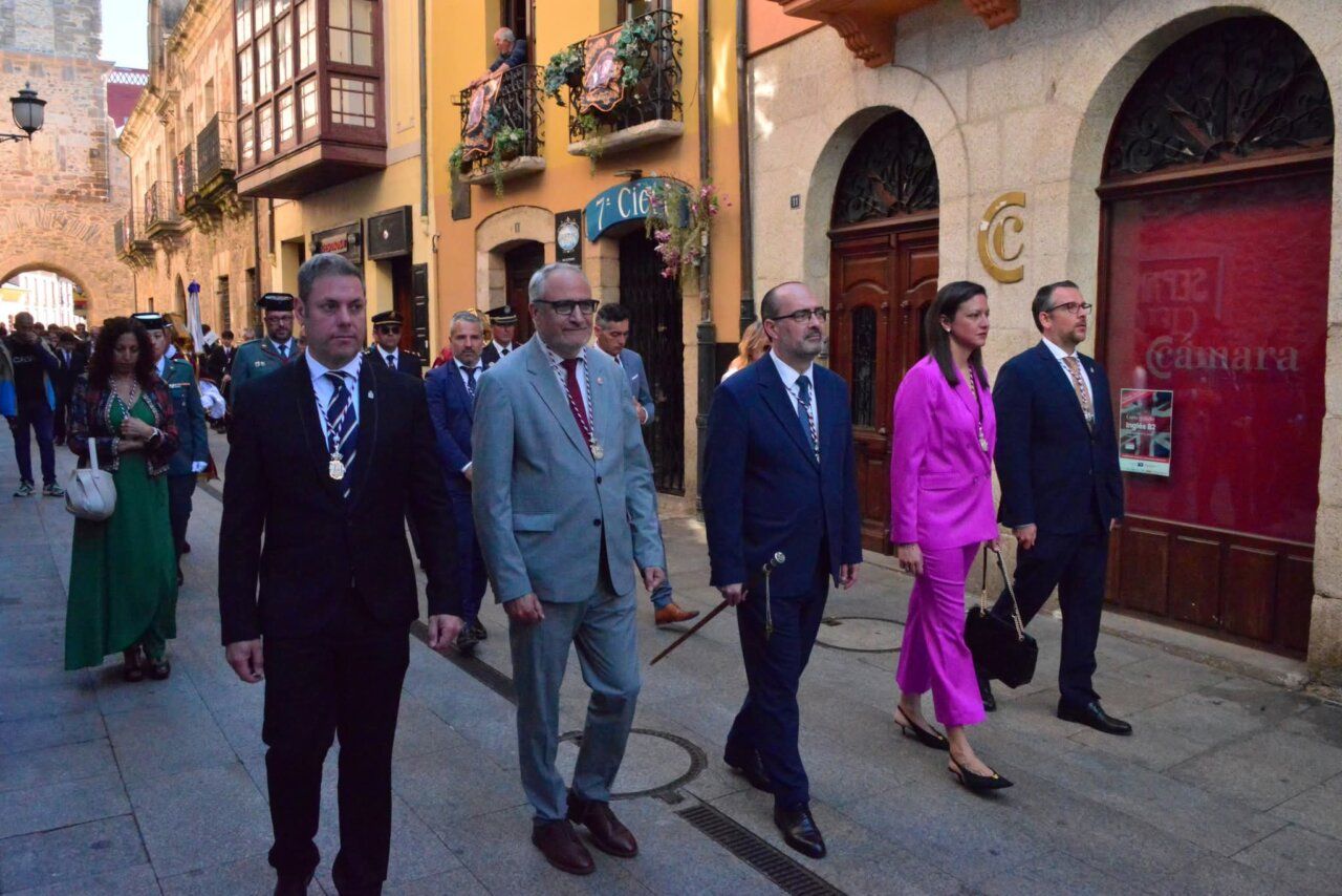 Grupo de personas caminando en la procesión del Domingo de Resurrección en Ponferrada