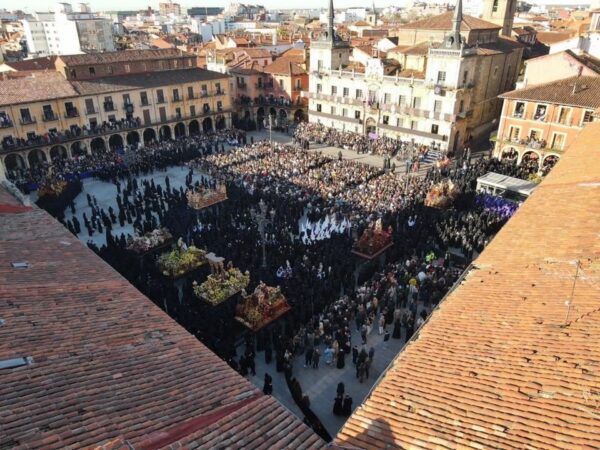 Vista aérea de la Plaza Mayor de León durante Semana Santa con gran afluencia de personas.