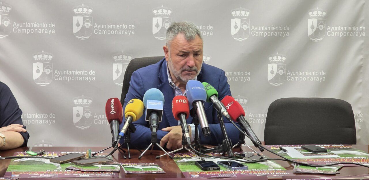 El alcalde de Camponaraya, Eduardo Morán, en conferencia de prensa.