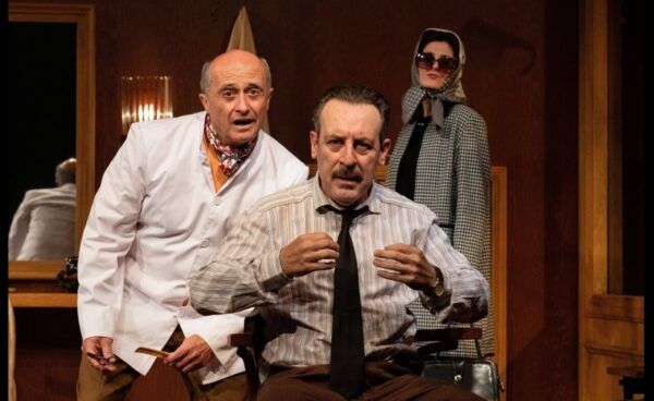 Escena de la obra El Barbero de Picasso con actores en el escenario