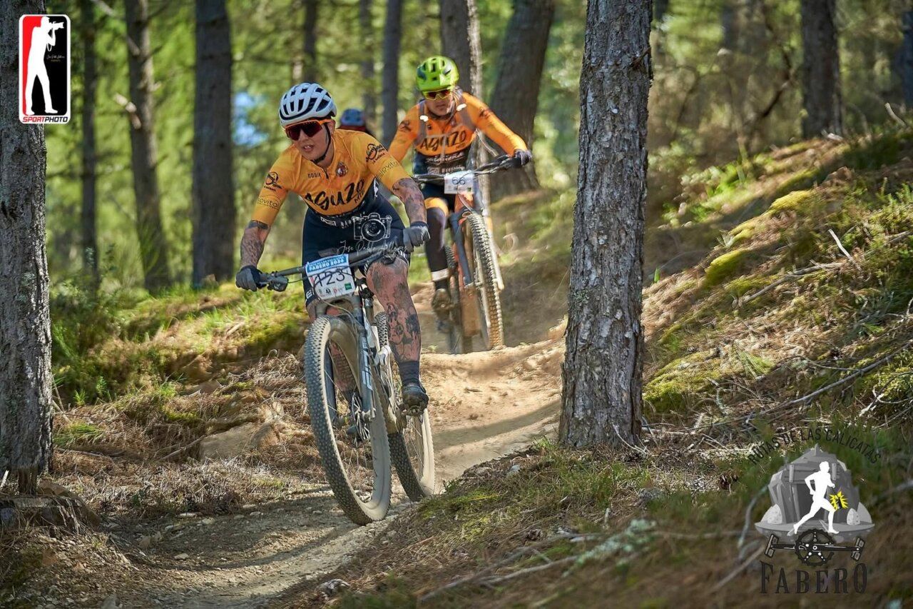 Ciclistas del Club Aguzo MTB compitiendo en un sendero en Fabero