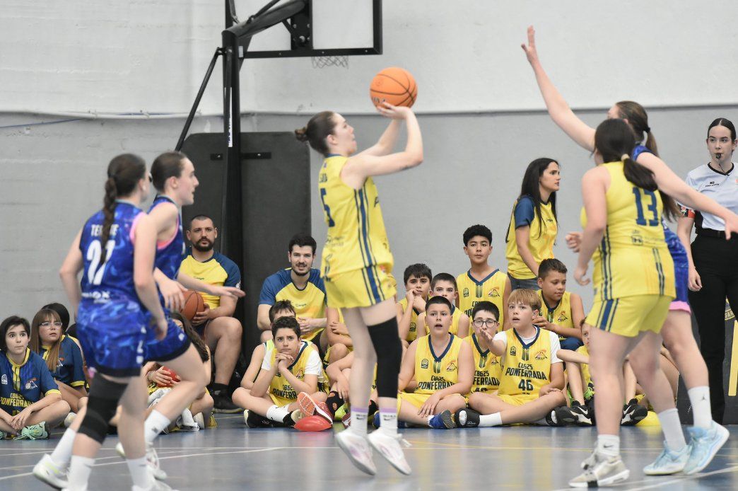Jugadora de baloncesto lanzando a canasta durante un partido