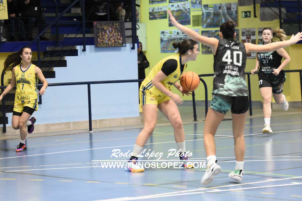 Jugadoras de baloncesto en un partido entre Embutidos Pajariel y Mieres