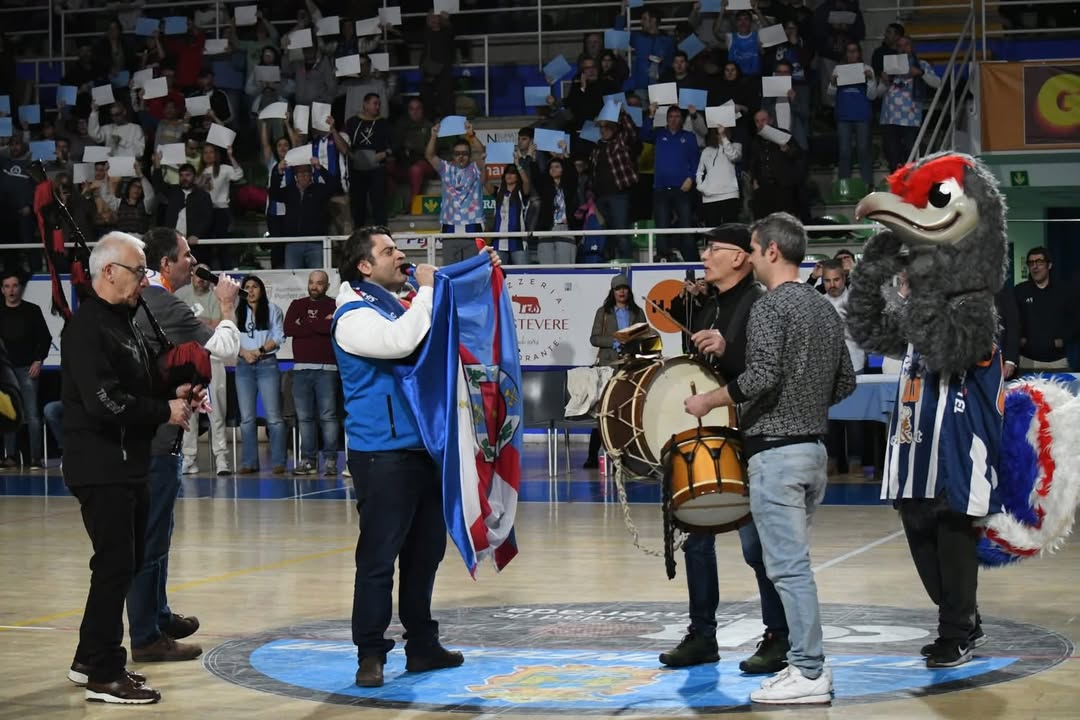 Evento en el Lydia Valentín con música y aficionados animando al equipo