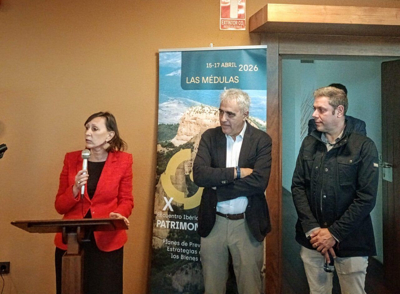 Ángeles Albert hablando en el X Encuentro Ibérico de Patrimonio en Ponferrada
