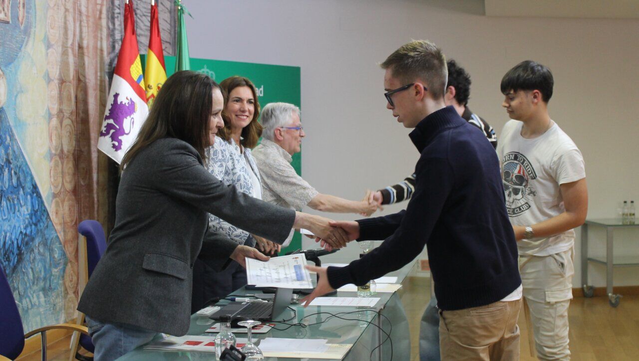 Entrega de diplomas a estudiantes en un evento académico