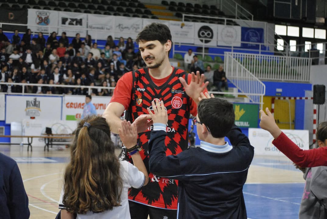 Entrenamiento de baloncesto con alumnos en Ponferrada