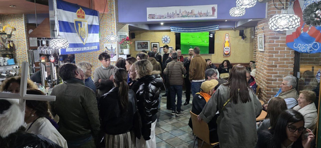 Gente disfrutando en un bar durante una celebración en Ponferrada